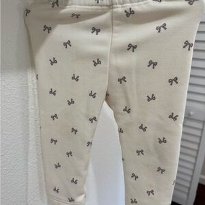 Uniqlo Cream Leggings with Tiny Gray Bow Print